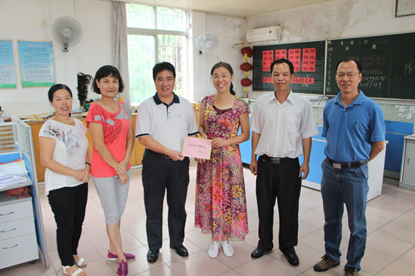 【黨群辦】院工會(huì)和人力資源部負(fù)責(zé)人到院幼兒園和小學(xué)慰問教師