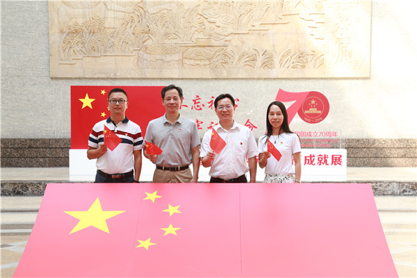 “我和國旗同框”（二）：五星紅旗，你是我的驕傲！