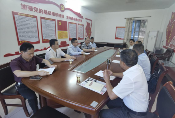 省農(nóng)科院水稻所專家與翁源縣農(nóng)業(yè)農(nóng)村局相關(guān)人員在座談交流。