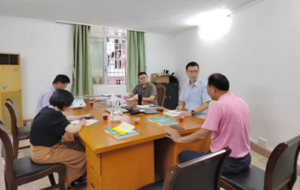 專家們跟當(dāng)?shù)剞r(nóng)業(yè)管理部門領(lǐng)導(dǎo)一起座談交流。