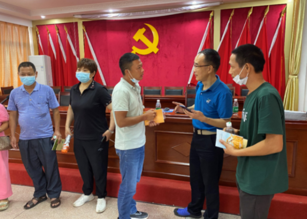 劉彥卓現(xiàn)場為農(nóng)民們講解水稻栽培技術(shù)。