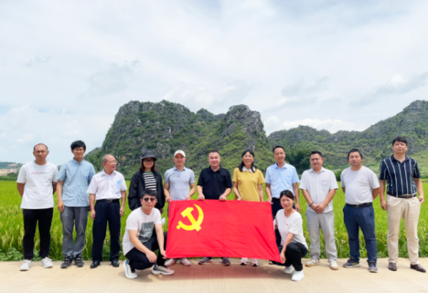 黨建活動代表們現(xiàn)場合影。