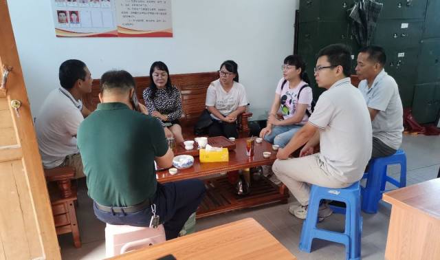 駐鎮(zhèn)工作隊長溫子君向科技特派員團隊介紹撂荒地的基本情況。