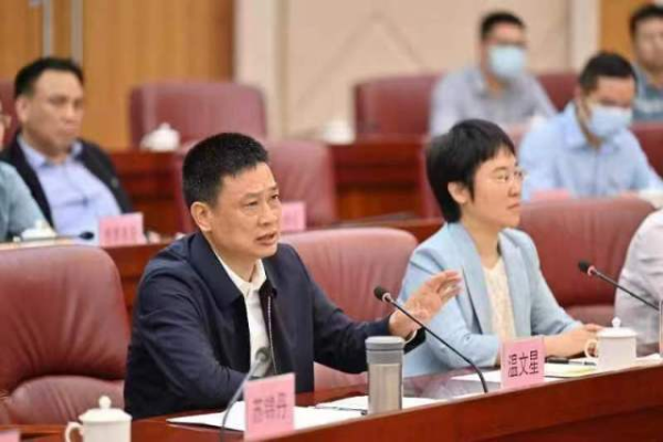 清遠市市委副書記、市長溫文星在會上講話
