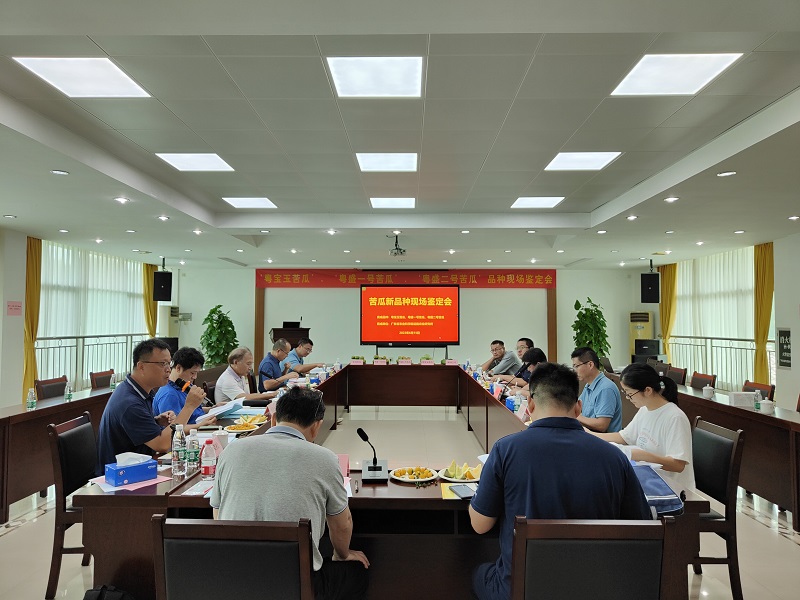 1專家組聽取品種選育工作匯報.jpg