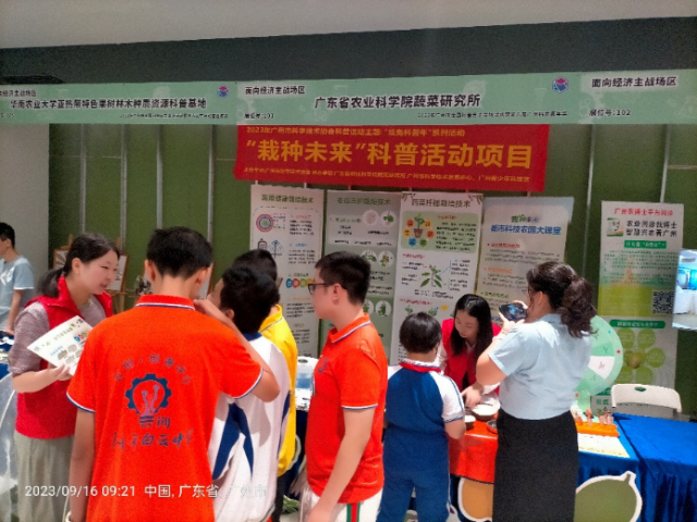 蔬菜所展位前互動(dòng)的市民朋友絡(luò)繹不絕