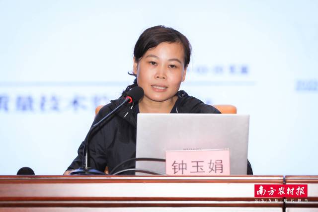 廣東省農(nóng)業(yè)科學(xué)院蔬菜研究所基礎(chǔ)研究室主任鐘玉娟授課