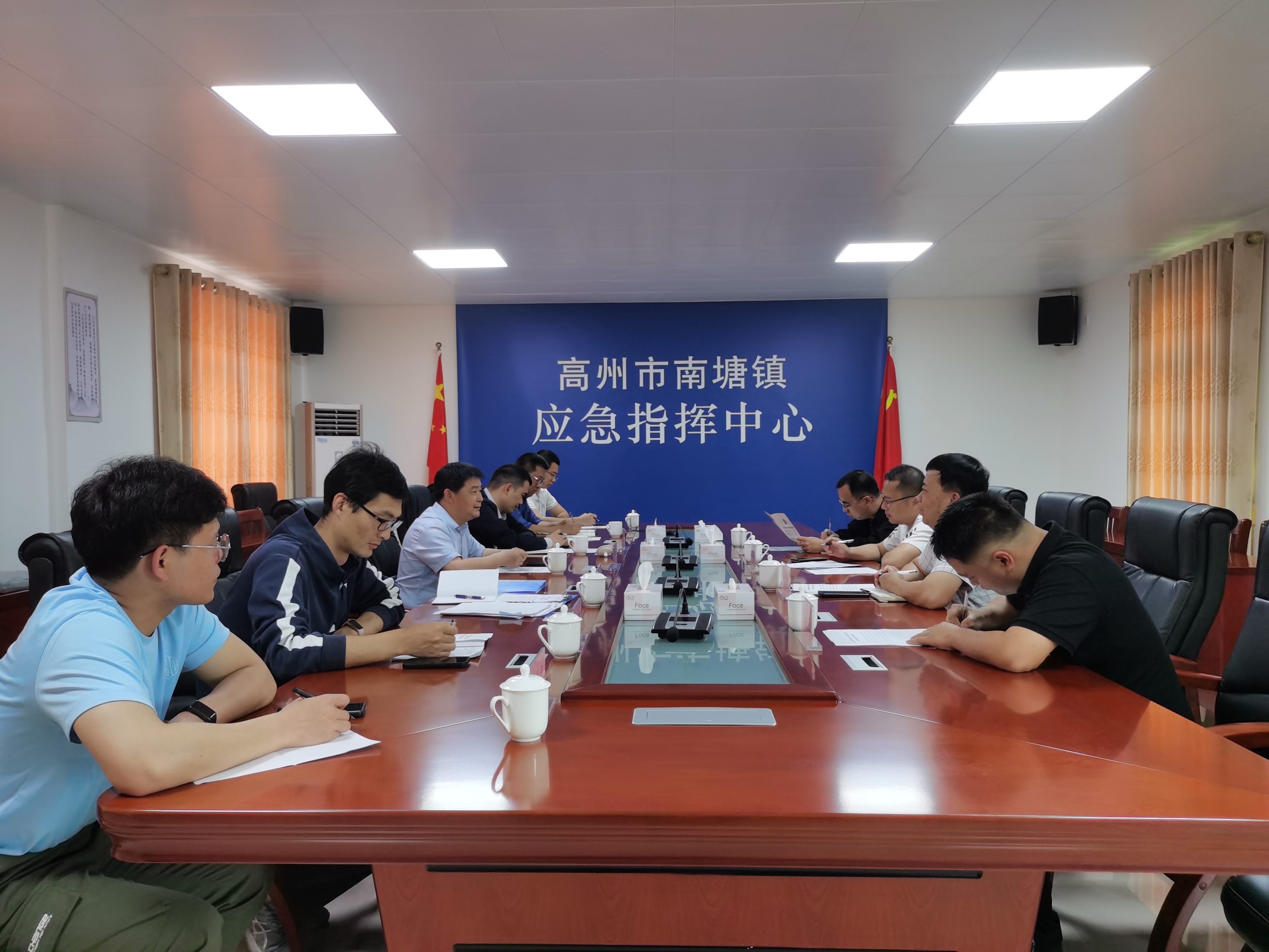 與南塘鎮(zhèn)副鎮(zhèn)長車聞達等座談.jpg