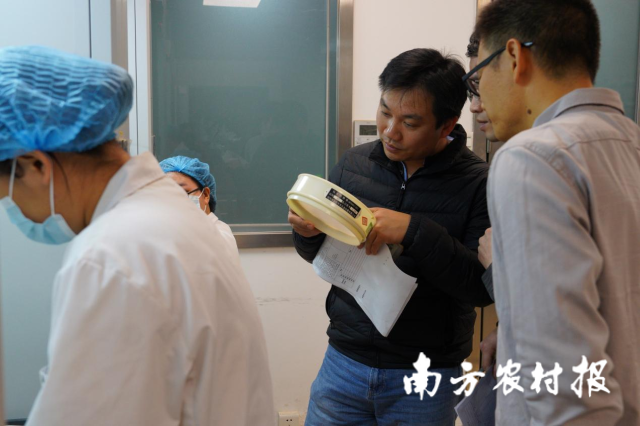 技術(shù)專家與檢測人員進行指導與交流。