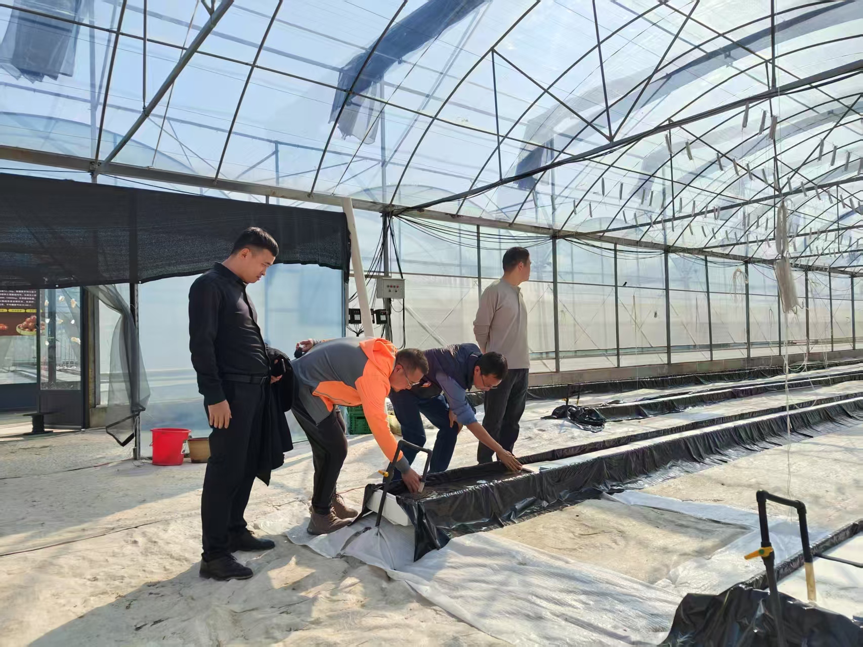 特派員團隊在黔南州龍里縣種植基地指導.jpg